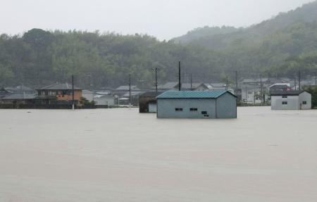 　大雨の影響で浸水した和歌山市内の建物＝２日午後５時５２分