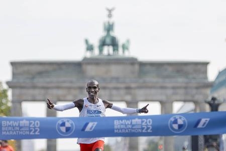 　２０２２年のベルリン・マラソン男子で優勝したエリウド・キプチョゲ＝２２年９月、ベルリン（ＡＰ＝共同）
