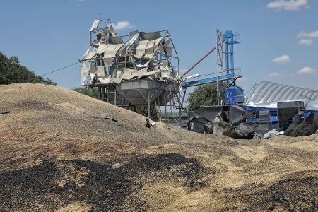 　ウクライナ南部オデッサ州で、ロシアのミサイル攻撃により破壊された穀物倉庫＝２１日（ロイター＝共同）