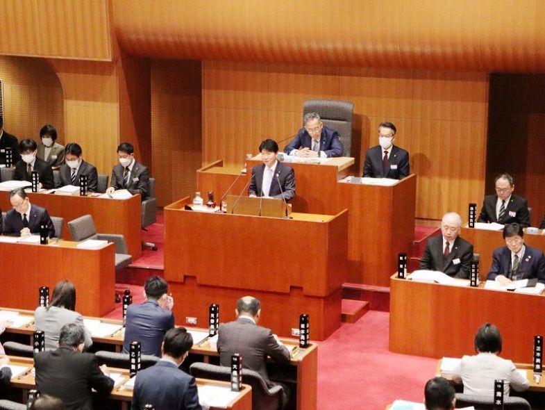 ２月定例岡山県議会で議案の提案理由を説明する伊原木知事