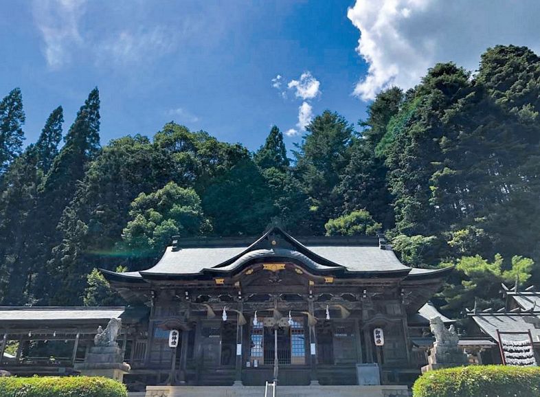 江川三郎八が設計した入母屋造銅板葺の拝殿。7月14日の厄除夏祭には直径約3メートルの茅の輪が設置される