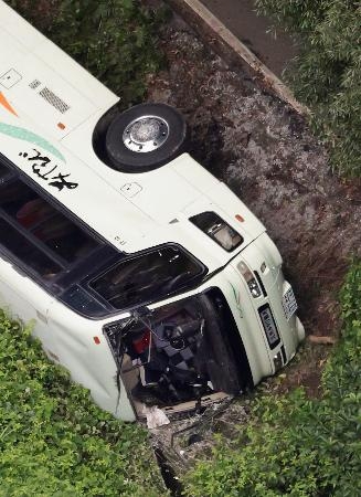 バス運転手「道間違えた」　鹿児島の横転事故