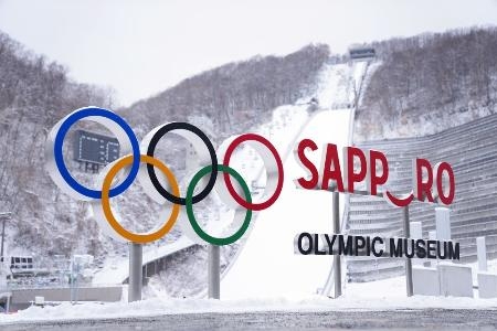 　大倉山ジャンプ競技場に設置されている五輪のモニュメント＝１１月３０日、札幌市