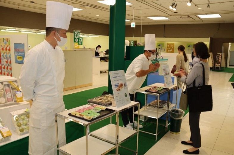 試食を提供しながら商品を紹介する天満屋岡山店のギフトセンター