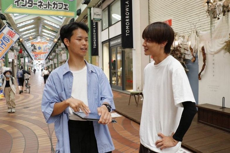 イベント会場となる表町商店街で友人と打ち合わせをする伏谷さん（左）