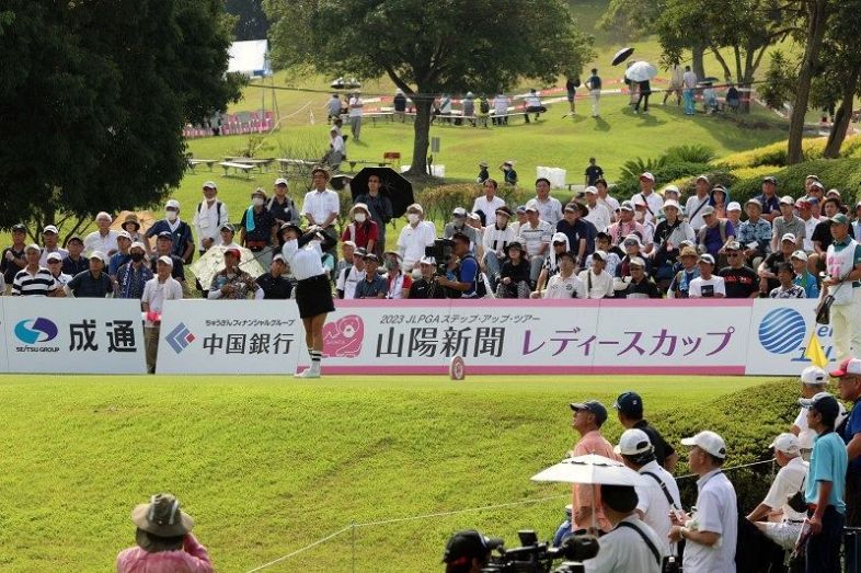 ２３００人を超える観客が詰めかける中、１２０選手が熱戦を繰り広げた山陽新聞レディースカップ＝東児が丘マリンヒルズＧＣ