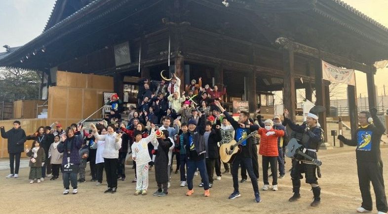 西大寺観音院で歌に合わせて踊る地域の人たち＝１１日