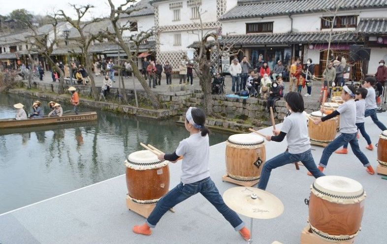 倉敷川に特設された水上ステージで和太鼓演奏などを繰り広げた町並みコンサート＝２０１９年３月