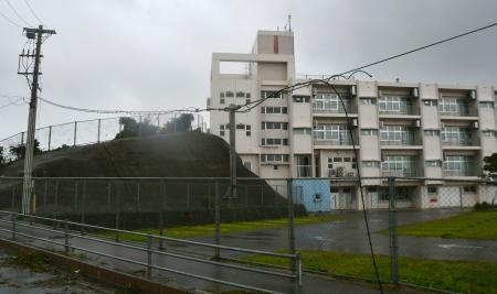 　台風６号の影響で垂れ下がった電線。周囲では停電が続いている＝４日午前、沖縄県豊見城市