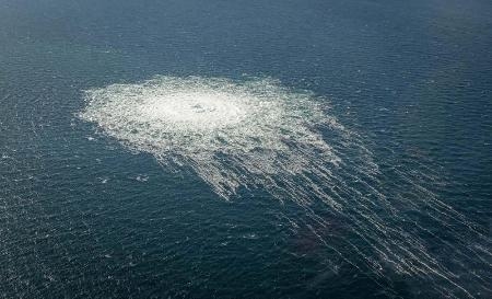 　デンマーク沖の海面に浮かぶガスパイプライン「ノルドストリーム２」から漏れたガスの気泡＝２０２２年９月（ロイター＝共同）
