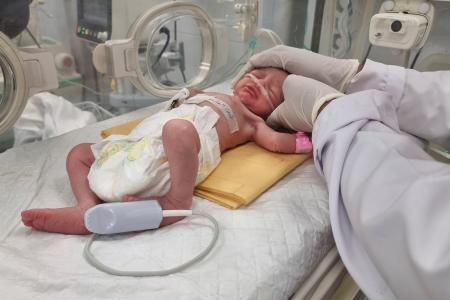 　イスラエル軍の攻撃により死亡した妊婦から生まれ、病院の保育器に横たわる女児＝２１日、ガザ地区南部ラファ（ＡＰ＝共同）