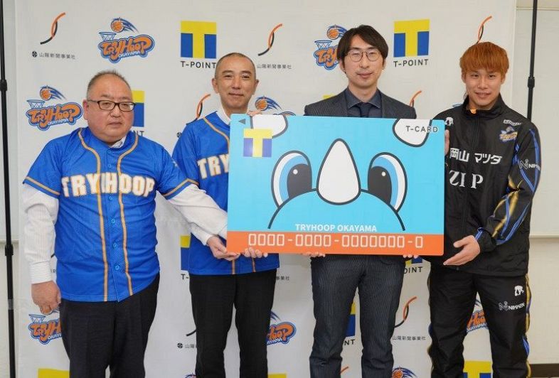 応援型ＴカードをＰＲする（右から）岡田選手、中島代表、横江取締役、松尾社長