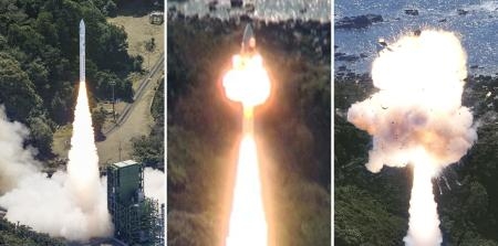 　民間ロケット発射場「スペースポート紀伊」から打ち上げられた小型ロケット「カイロス」１号機（左）。機体は５秒後に空中で爆発し（中央）、破片が周辺に飛び散った（右）＝１３日午前１１時１分、和歌山県串本町（共同通信社ヘリから）