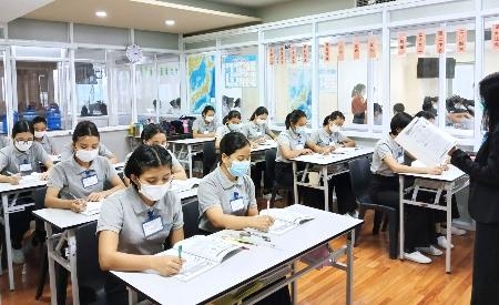 　日本語学校で学び、来日を目指すミャンマー人の若者たち＝２９日、ミャンマー・ヤンゴン（ミャンマー・ユニティ提供）