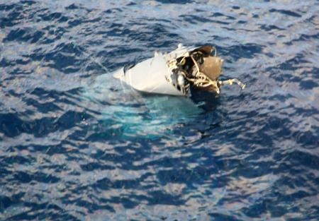 　鹿児島県・屋久島沖で見つかった、米軍のＣＶ２２オスプレイの残骸とみられるもの＝２９日午後（第１０管区海上保安本部提供）
