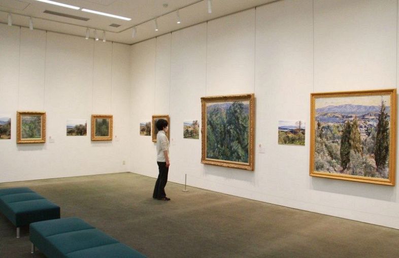 佐竹さんの油彩画と風景写真をセットで並べた作品展