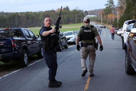 　銃乱射事件を受け、巡回する警察官ら＝２６日、米東部メーン州ルイストン近郊（ロイター＝共同）