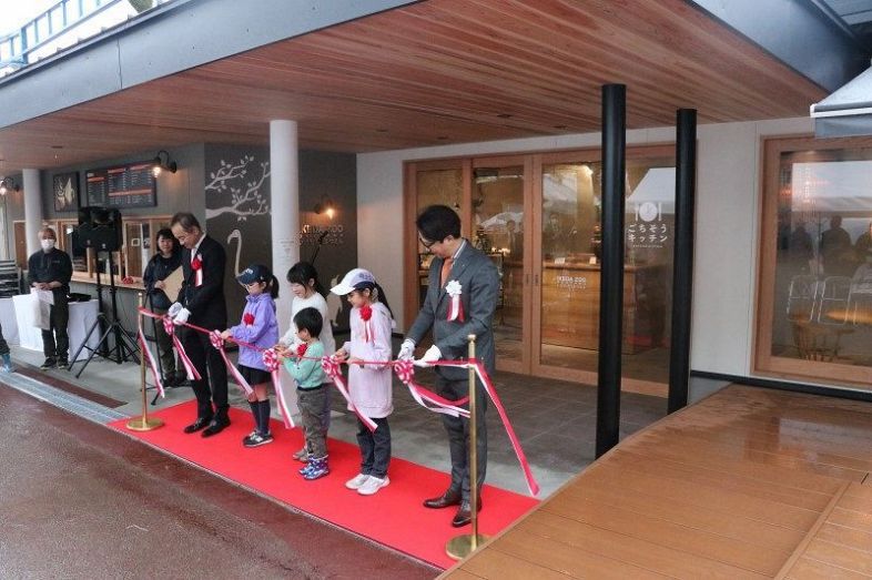 池田動物園の売店と食堂 新装開店　木を基調 ぬくもり感じるデザイン