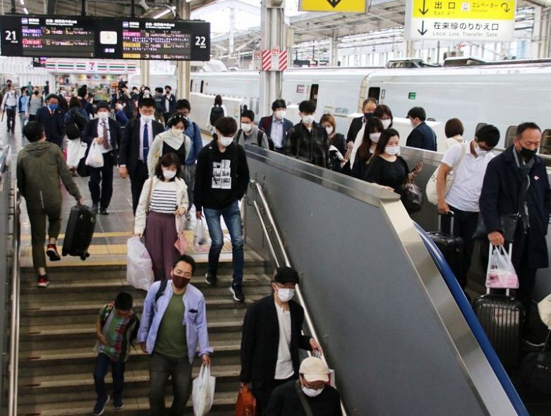 多くの利用者が行き交ったＪＲ岡山駅下り新幹線ホーム＝４月２９日午前８時５８分