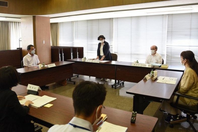 報告書の内容を議論した岡山市の検証会議