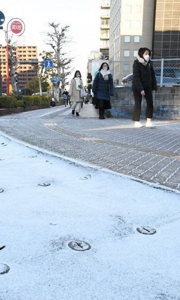 うっすらと雪が積もった岡山市内＝２５日午前８時１２分、岡山市北区柳町