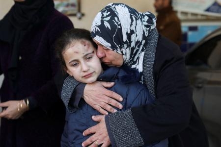 　６日、パレスチナ自治区ガザ南部ハンユニスで、イスラエルの攻撃によって負傷した少女（ロイター＝共同）
