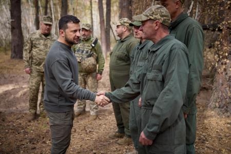 　３日、ウクライナの前線を訪れ、兵士と握手するゼレンスキー大統領（ウクライナ大統領府提供、ロイター＝共同）