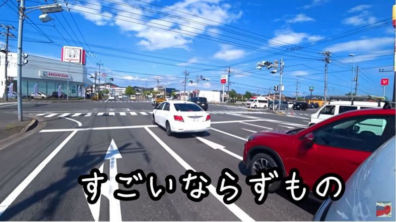 ローマンさんがバイクに乗りながら撮影した動画の一場面。交差点で救急車の前を突っ切った車に対して、思わず「すごいならずもの」