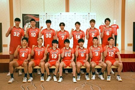 　写真撮影に応じるバレーボール日本代表の石川（後列右から３人目）ら＝３１日、愛知県春日井市