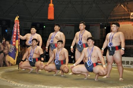 　１３年ぶり９度目の優勝を果たした近大の選手たち＝堺市大浜相撲場