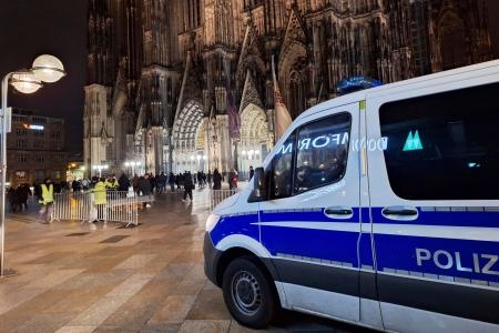　２３日、ドイツ西部ケルンのケルン大聖堂前に止まる警察車両（Ｓａｓｃｈａ　Ｔｈｅｌｅｎ／ｄｐａ提供、ＡＰ＝共同）