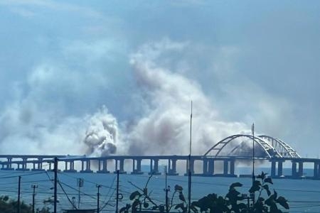 　クリミア橋の周辺から立ち上る煙＝１２日（タス＝共同）