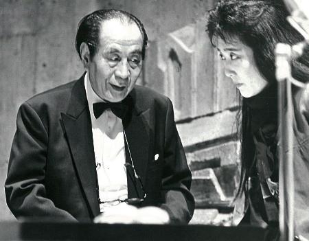 　１９９２年ごろの伊福部昭さん（左）と藍川由美さん