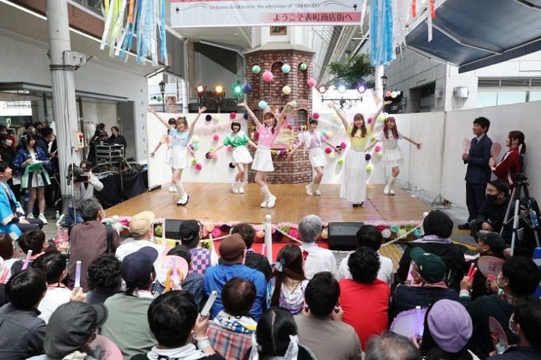 アイドルグループのキャストたちによるダンスパフォーマンス＝岡山市・表町商店街
