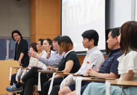 　「宗教２世」問題について開かれたシンポジウムで議論する参加者ら＝２６日午後、東京都品川区