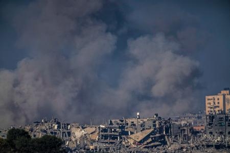 　１８日、イスラエル軍の攻撃後、ガザで立ち上る煙（ＡＰ＝共同）