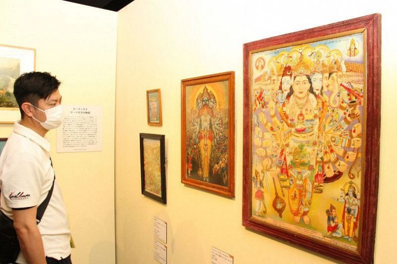 ヒンズー教の神々が描かれた石版画などを展示している企画展