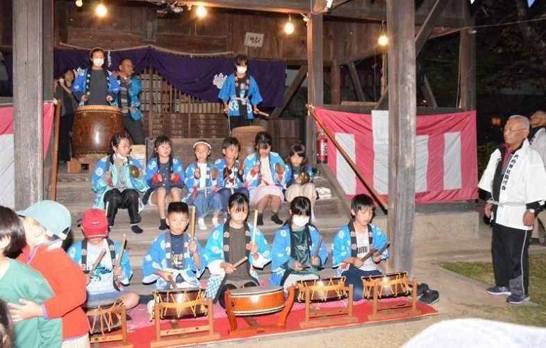 祭りばやしを披露する児童たち＝大内神社