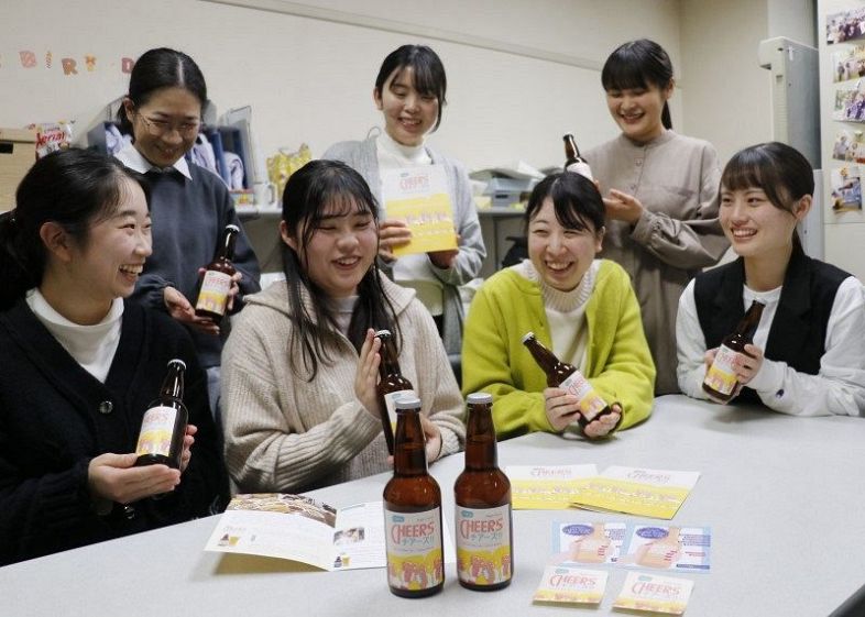 開発したクラフトビールを手に笑顔を見せる県立大・大学院の学生たち