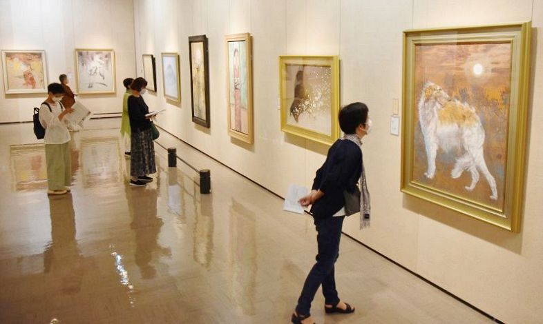 現代日本画の魅力を伝える優品に見入る入場者