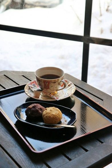 菅井八段の１日目午前のおやつ、縁むすびおはぎとホットコーヒー（日本将棋連盟提供）
