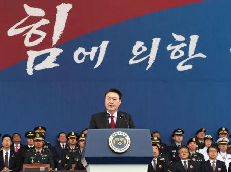 　「国軍の日」の式典で演説する韓国の尹錫悦大統領＝２６日、ソウル空港（聯合＝共同）