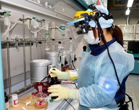 　６月、東京電力福島第１原発の化学分析棟で眼鏡型端末「スマートグラス」を装着し、測定作業をする分析員