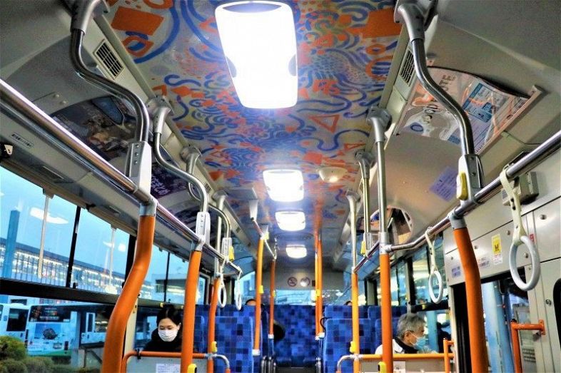 佐藤さんが天井に抽象画を描いた路線バス。岡山駅―西大寺間を運行する