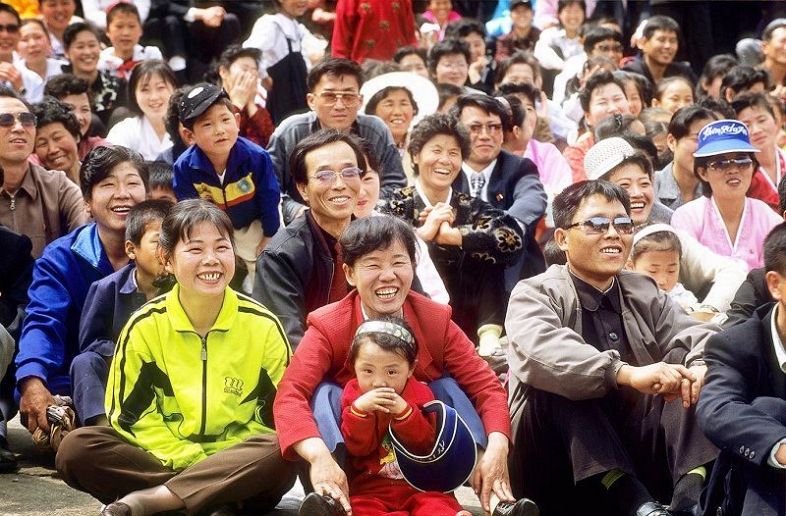 北朝鮮の遊園地で笑顔を見せながら音楽を楽しむ人たち＝２００４年５月（伊藤さん提供）