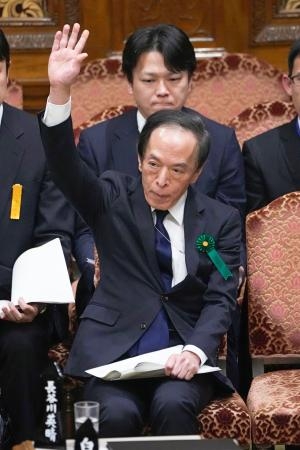 　参院予算委で答弁のため挙手する日銀の植田総裁＝７日午後