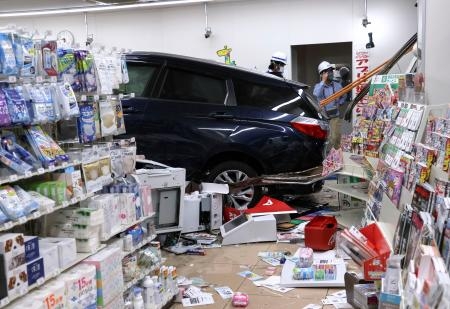 　乗用車が突っ込む事故があったコンビニ＝４日夜、埼玉県志木市