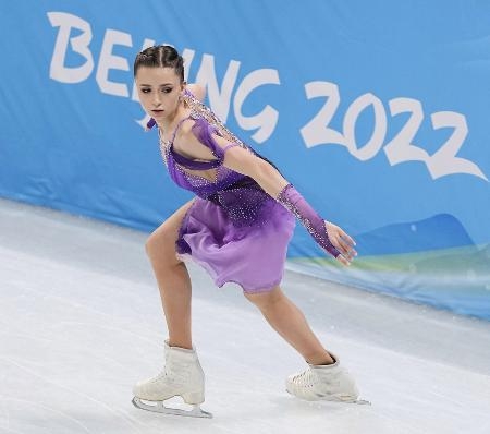 　２０２２年２月、北京冬季五輪のフィギュアスケート団体女子ＳＰで演技するＲＯＣのカミラ・ワリエワ＝北京（共同）