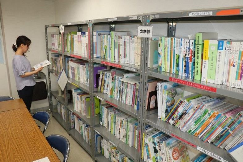 ２０２４年度に使われる教科書が並ぶ展示会場＝岡山市教育研究研修センター