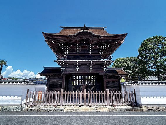 鐘楼門及び仁王堂。江戸前期の貴重な建造物として岡山県重要文化財に指定